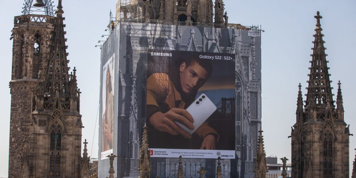 Samsung Desata Pol Mica Al Colocar Anuncio Publicitario En La Catedral