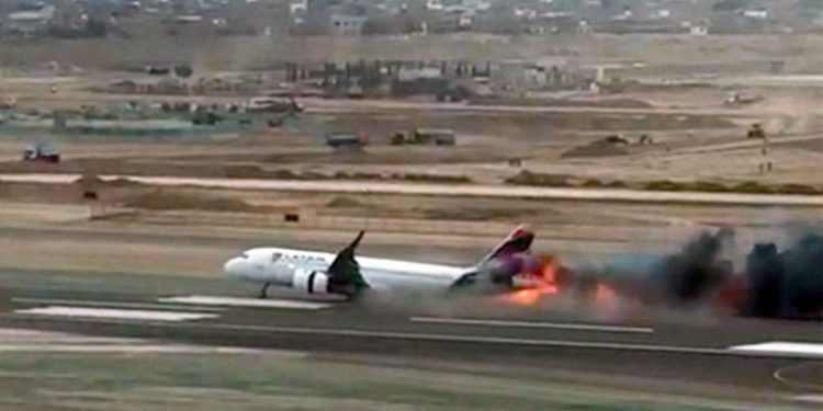 Avión de Latam colisiona y se incendia en pista de aterrizaje del aeropuerto Jorge Chávez
