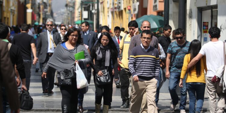 El 65.1 % de peruanos cree que la economía está peor que el año pasado, según encuesta de CPI