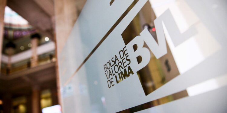 Bolsa de Valores de Lima cayó 7,4% tras anuncio de Trump: ¿es momento de comprar acciones?