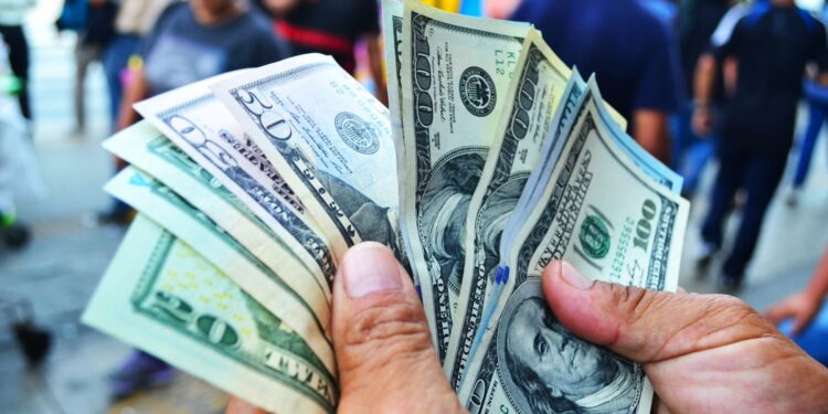 ¿En cuánto cerraría el dólar en Perú este 2025? Encuesta del BCR ajusta proyección