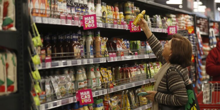 Consumo peruano proyecta un crecimiento moderado en 2025: Los retos para las marcas