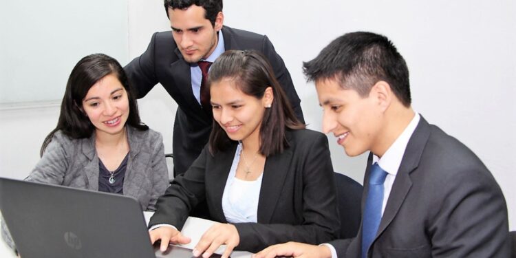 Cerca de 4 millones de trabajadores en el Perú tienen un segundo empleo, informa la CCL