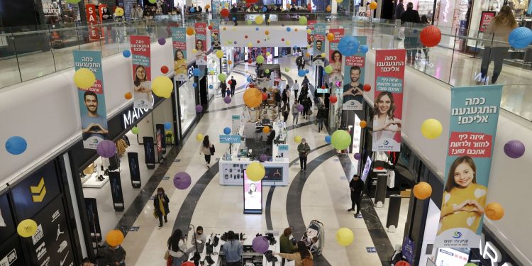 Actividad comercial creció 2,37% en febrero: ¿Qué rubros mejoraron pese a conflictos?