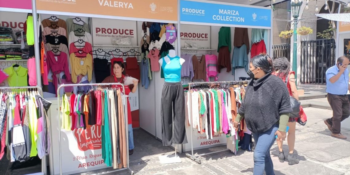 Feria de ropa y calzado de segundo uso (Tacna-Perú) Fotografía: C