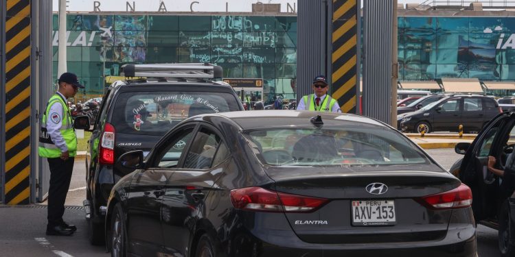 Aeropuerto Jorge Chávez: taxistas deberán acreditar que pasajero solicitó servicio para ingresar