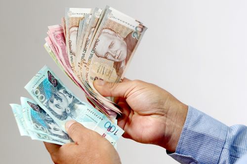 ¿Cuánto ganan en promedio los peruanos y en qué sectores se paga más, según el INEI?
