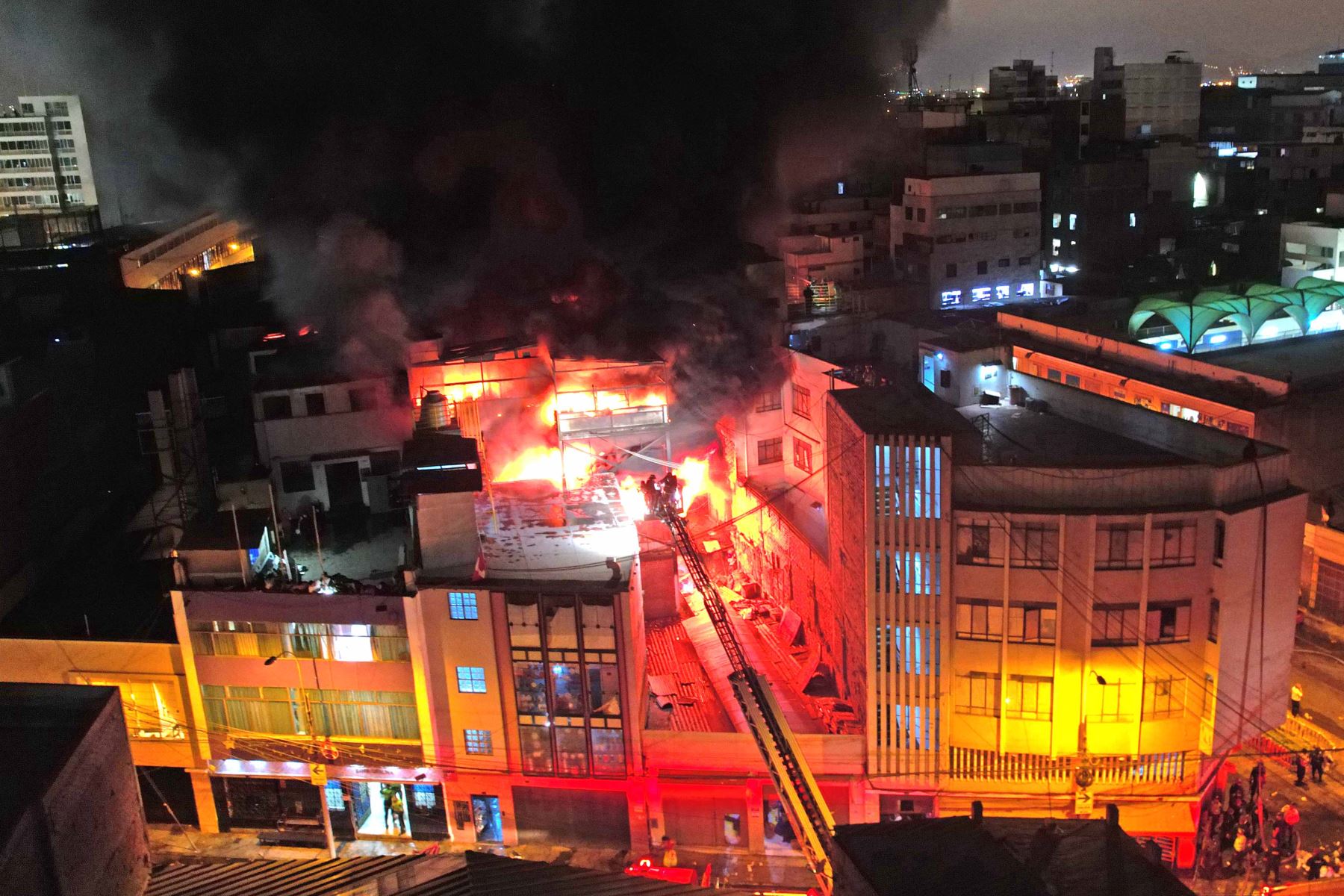 Mesa Redonda incendio de grandes proporciones destruyó galería en el