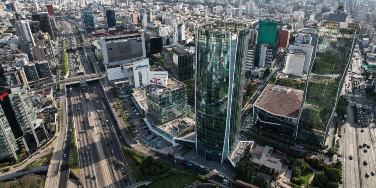 Déficit fiscal de Perú se mantiene en 2.1% del PBI en febrero, pese a la presión del gasto