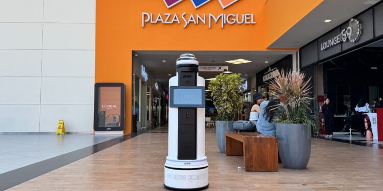 Plaza San Miguel innova con primer sistema de patrullaje robotizado en un mall del país