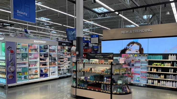 Walmart remodela sus tiendas con diseños más elegantes para atraer a los clientes  