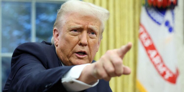 Trump pide a la Unión Europea imponer aranceles del 100% a India y China