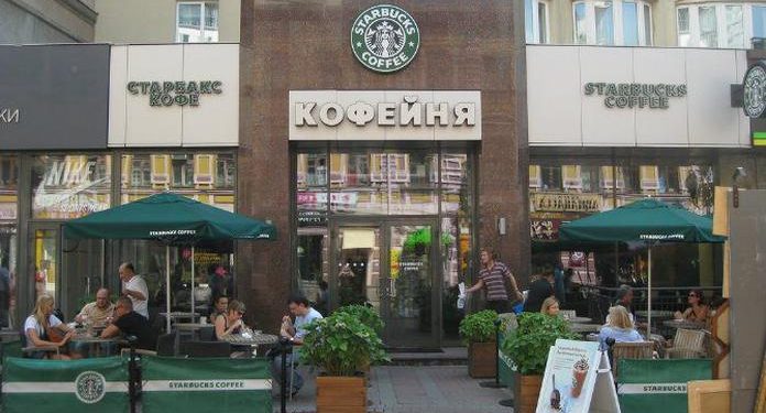Starbucks también cerrará temporalmente sus 130 cafés en Rusia