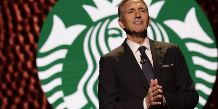 Ex CEO de Starbucks vuelve al mando y tendrá salario de 1 dólar