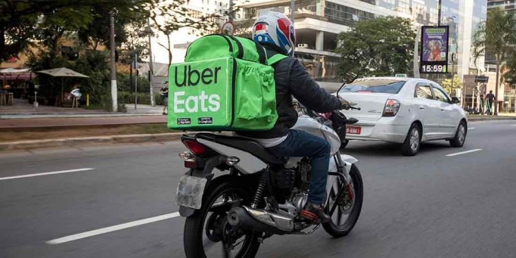 Uber elevará el precio de las entregas a domicilio por el encarecimiento de la gasolina