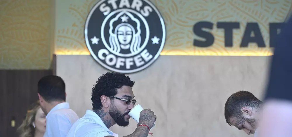 Sucesor de Starbucks reabre tiendas en Rusia con nuevo nombre y logotipo