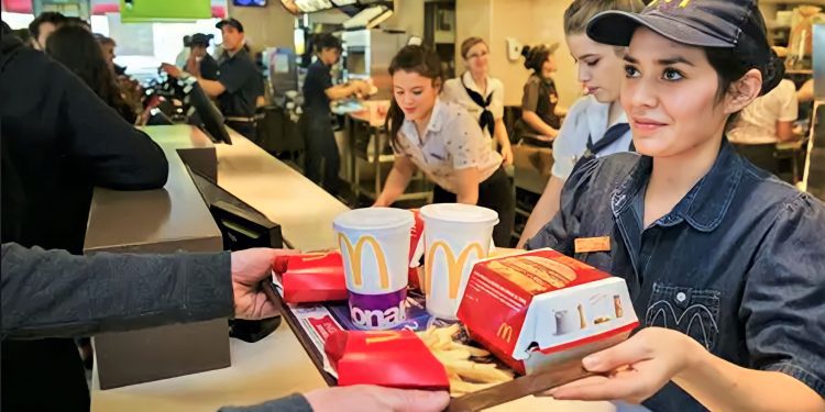 McDonald’s cierra temporalmente sus oficinas en EE.UU. y prepara despidos masivos