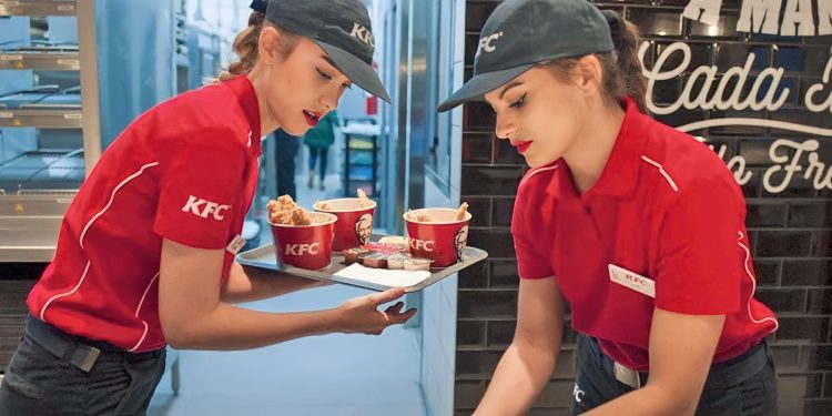 ¿Cuál es el salario mensual de un trabajador part-time y full-time de KFC en Perú?