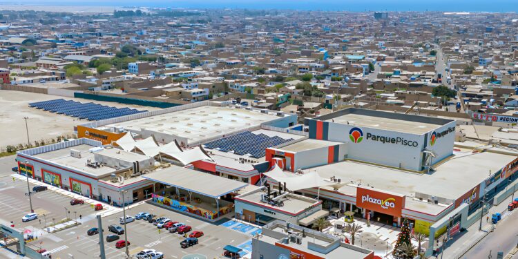 Parque Arauco presenta planta de energía solar en centro comercial de Pisco con más de 800 paneles