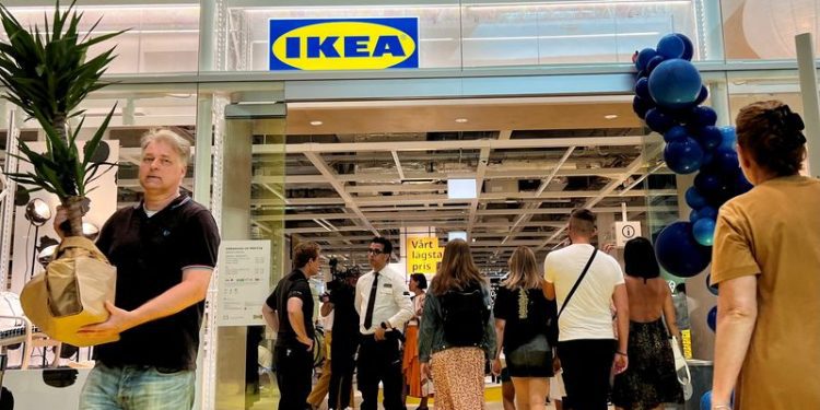IKEA rompe récord de ventas anuales, pero despide a miles de empleados en Rusia