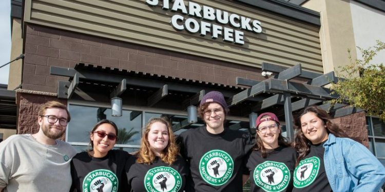 Trabajadores de un Starbucks en EE.UU. ganan campaña sindical
