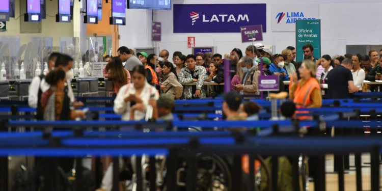 Latam Airlines Perú trasladará gratuitamente a pasajeros varados por suspensión de Viva Air