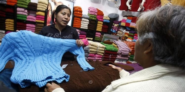 Ante bajas ventas y ola de calor, Gamarra remata prendas de invierno