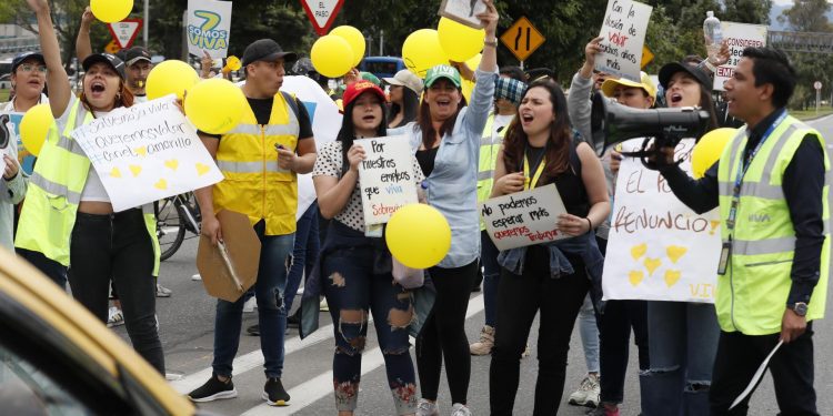 Empleados de Viva Air protestan por despidos masivos y exigen protección