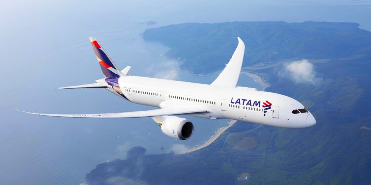 Latam Airlines anuncia la suspensión de su ruta Lima-Orlando por cobro de la TUUA