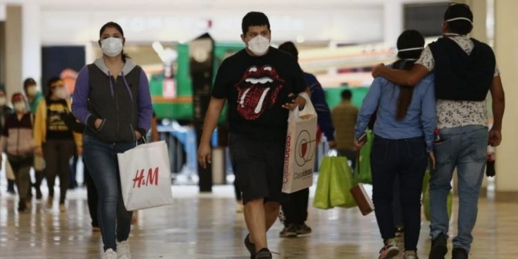 COVID-19: Eliminan restricciones y negocios podrán atender con 100% de aforo