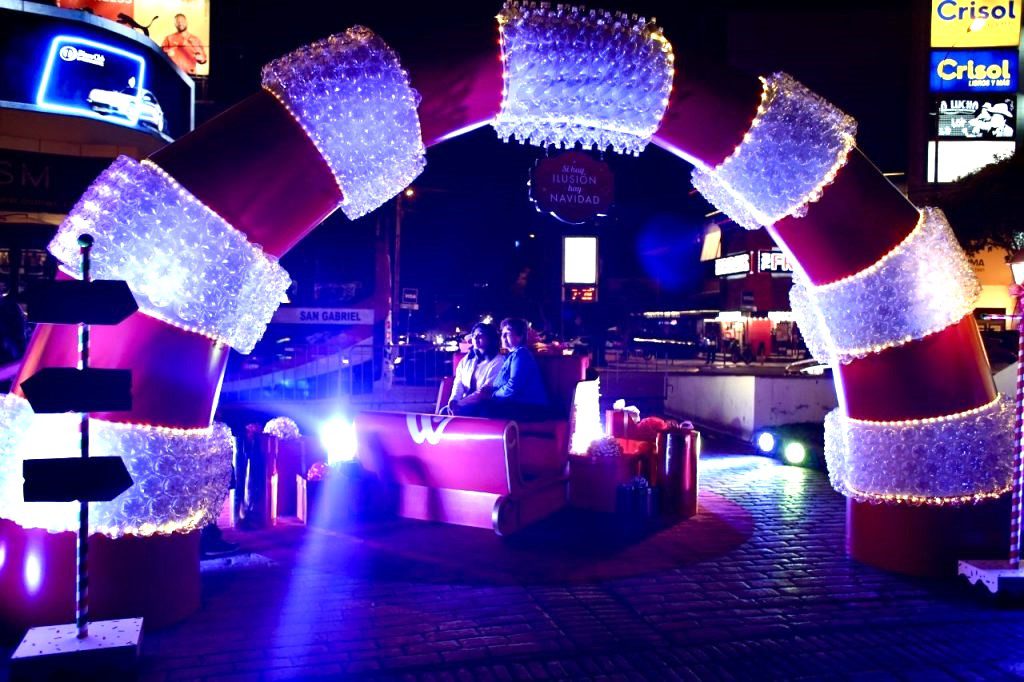 Wong enciende gigantesco árbol navideño hecho material reciclado en Lima 