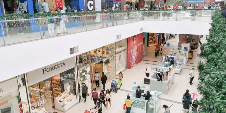 Centros comerciales firman convenio con el Gobierno para impulsar empleo formal juvenil