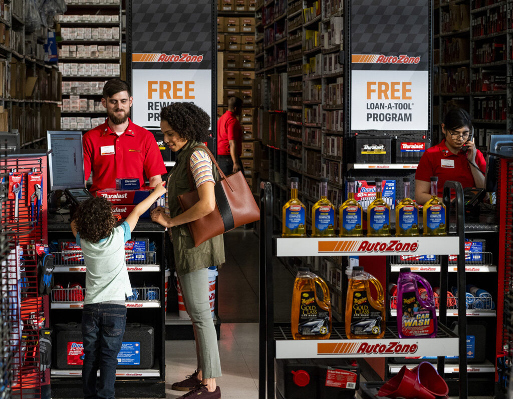 AutoZone amplía alianza con RELEX Solutions para optimizar sus centros