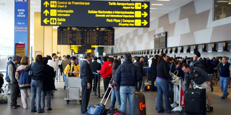Pasajeros podrían recibir compensación por retrasos en vuelos y sobreventa de boletos