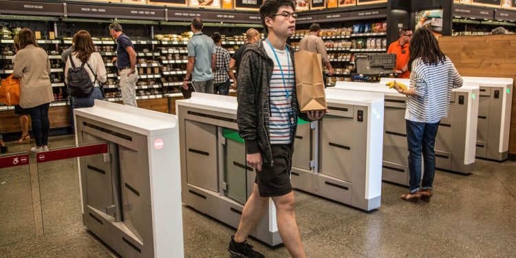 Amazon acepta el fracaso de sus supermercados sin cajeros: cerró su tienda emblemática en EE.UU.