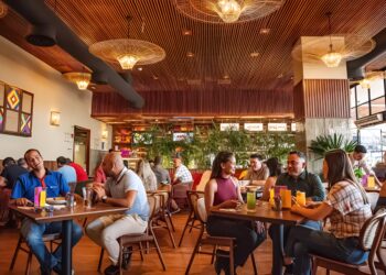 Actividad de restaurantes creció 2,95% en octubre y suma tres meses al alza, según INEI