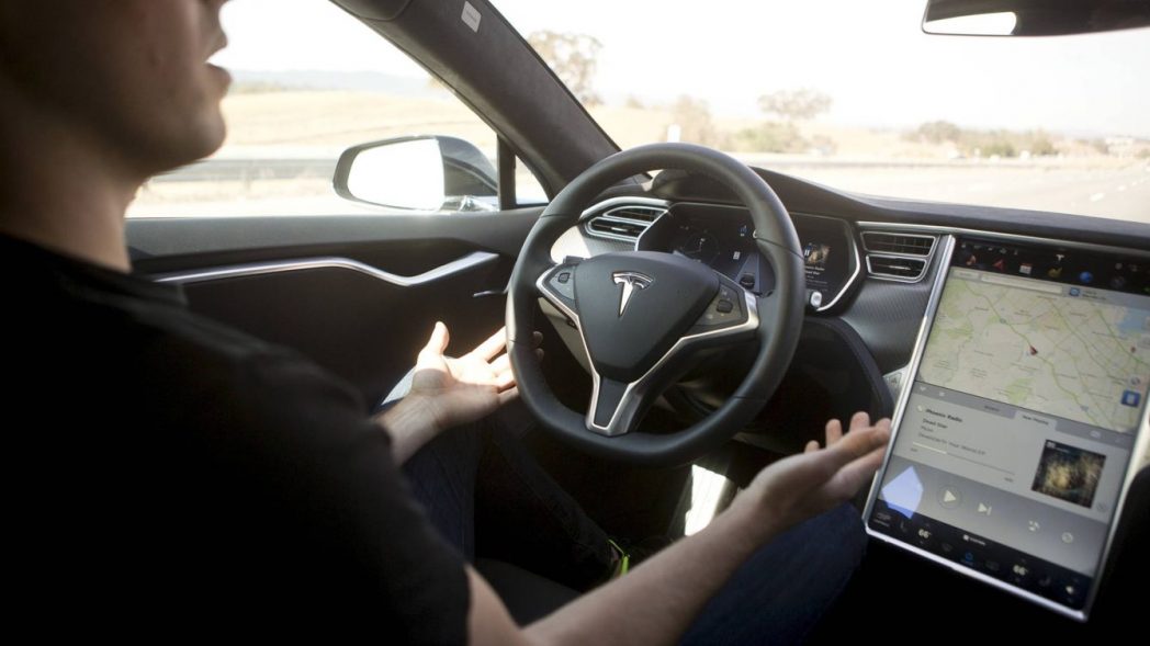 Conductor de un Tesla se queda dormido y el piloto automático genera persecución policial