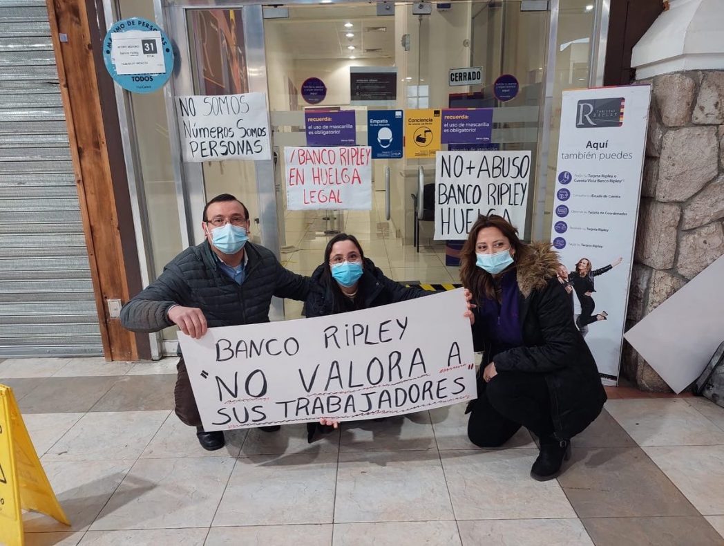 Trabajadores de Banco Ripley en huelga por mejores condiciones laborales