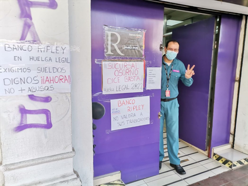 Trabajadores de Banco Ripley en huelga por mejores condiciones laborales