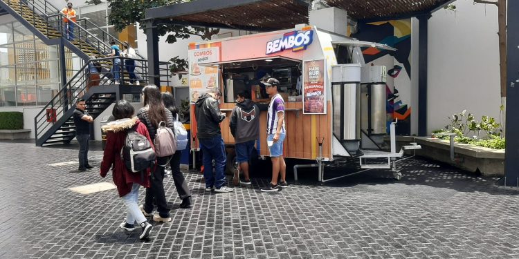 Bembos instala food trucks en conocidas universidades limeñas