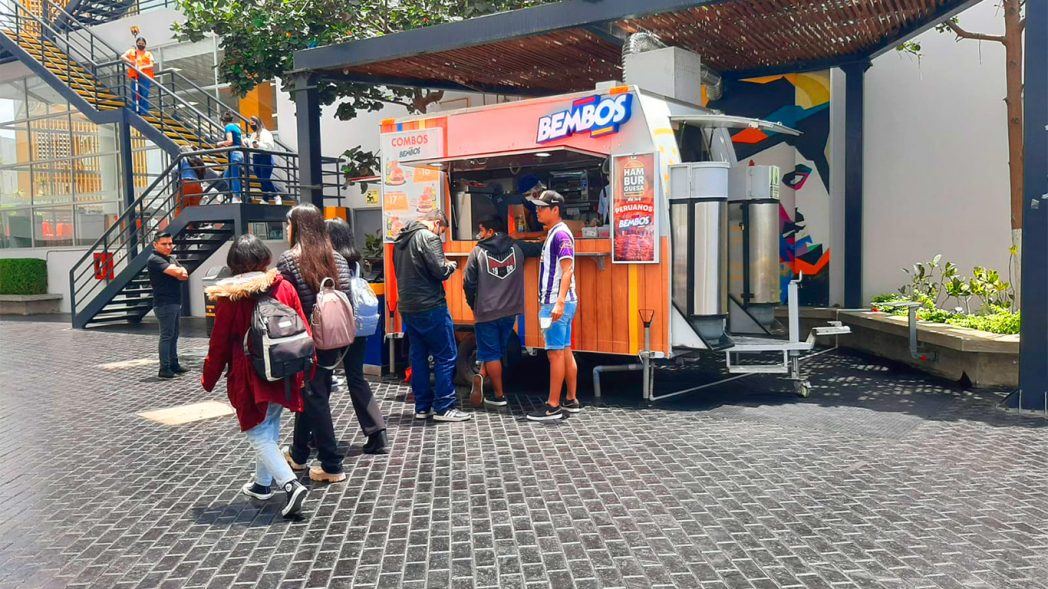 Bembos llega a las playas del Sur de Lima con sus novedosos food trucks