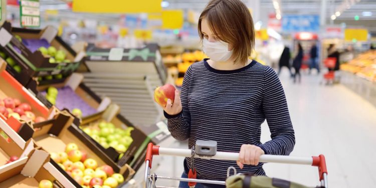 CONSUMIDOR EN SUPERMERCADO - FUENTE ISTOCK
