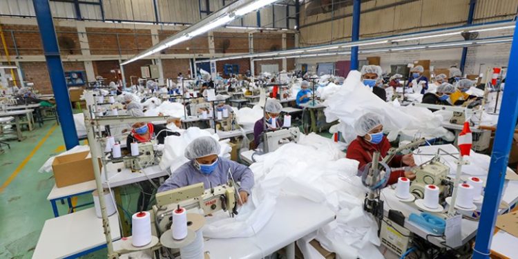 Ley que prohíbe tercerización laboral promueve informalidad y frena desarrollo de mypes
