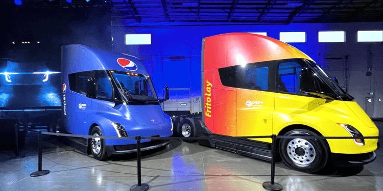 Elon Musk entregó a PepsiCo los primeros camiones eléctricos de Tesla