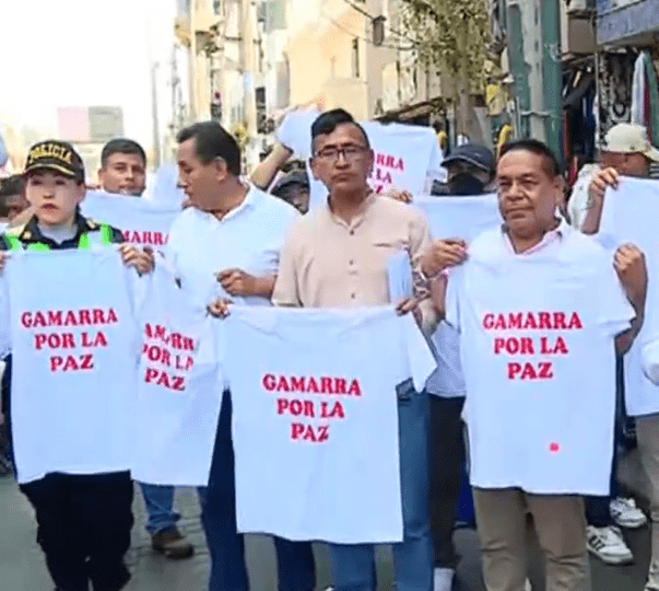 Gamarra regala polos bancos por la paz ante la crisis política y niega amenazas de saqueos