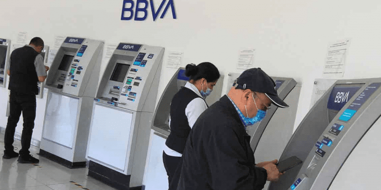 BBVA comenzó a cobrar comisión de S/ 2 y S/ 4 por retiros en cajeros