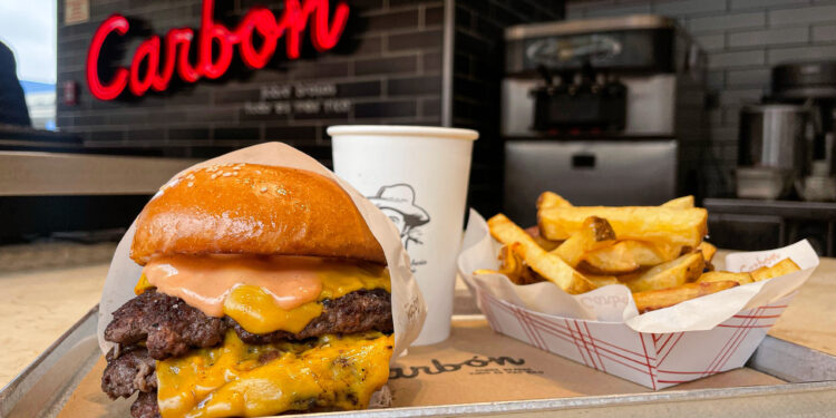 Sanguchería La Lucha lanza experiencia pop up de hamburguesas a la parrilla con "Carbón"