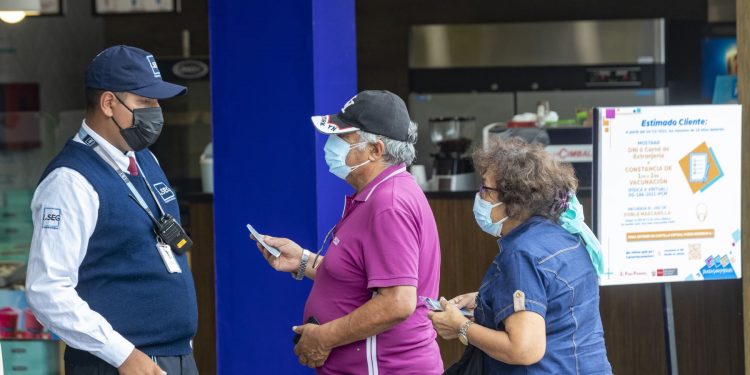 Carné de vacunación seguirá siendo obligatorio para ingresar a centros comerciales y restaurantes