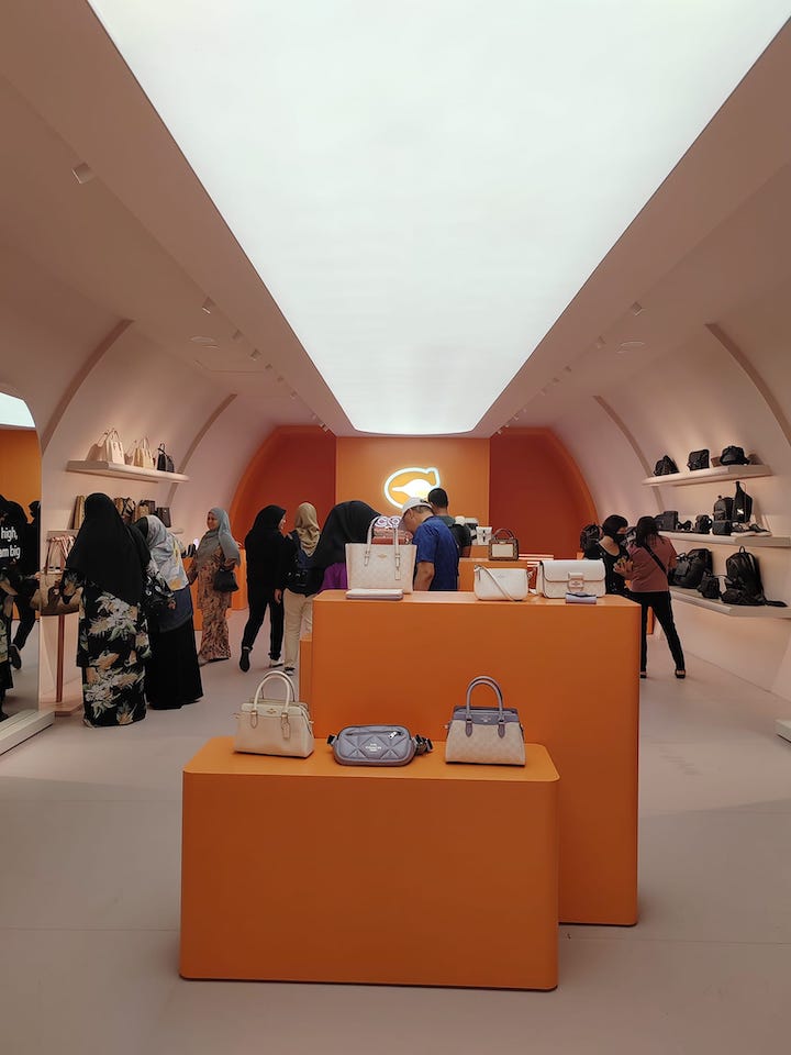 Firma de lujo transforma un Boeing 747 en su nueva casa de travel retail
