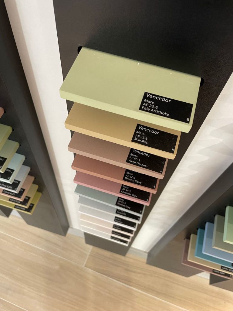 Modesto Color Center Color Centro renueva su tienda principal con pantallas interactivas y ...